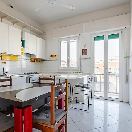 公寓 Roomy With Balconies