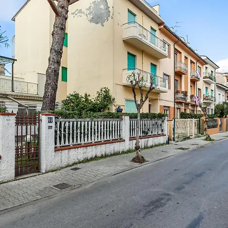 Roomy With Balconies Apartament Viareggio