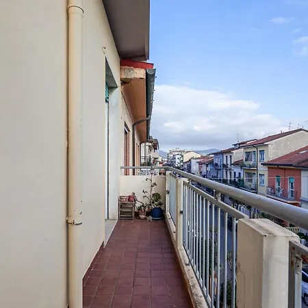 Apartament Roomy With Balconies Viareggio